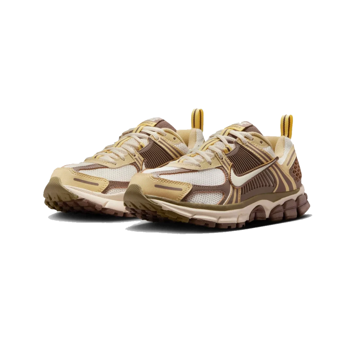 Par Nike Vomero 5 sneakers i mink brun, cognac og hvid med riflede sidepaneler og kraftige brune yderstol, set fra en forreste vinkel.