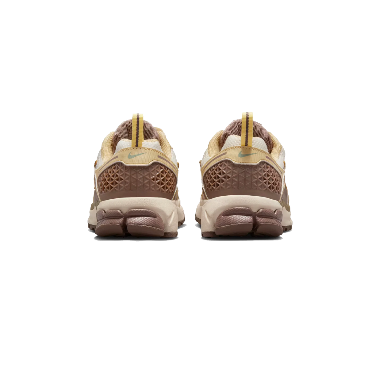 Bagfra af et par Nike Vomero 5 sneakers i mink brune og cognacfarvede nuancer med teksturerede hælpaneler og gule trækflige.