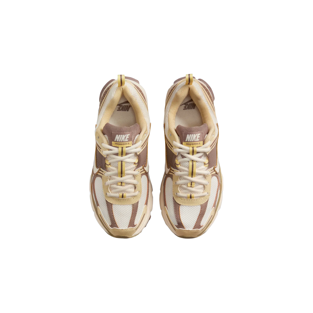 Oversidevisning af et par Nike Vomero 5 sneakers i creme, mink brun og cognac med gule snøredetaljer og synligt Nike logo på tungerne.