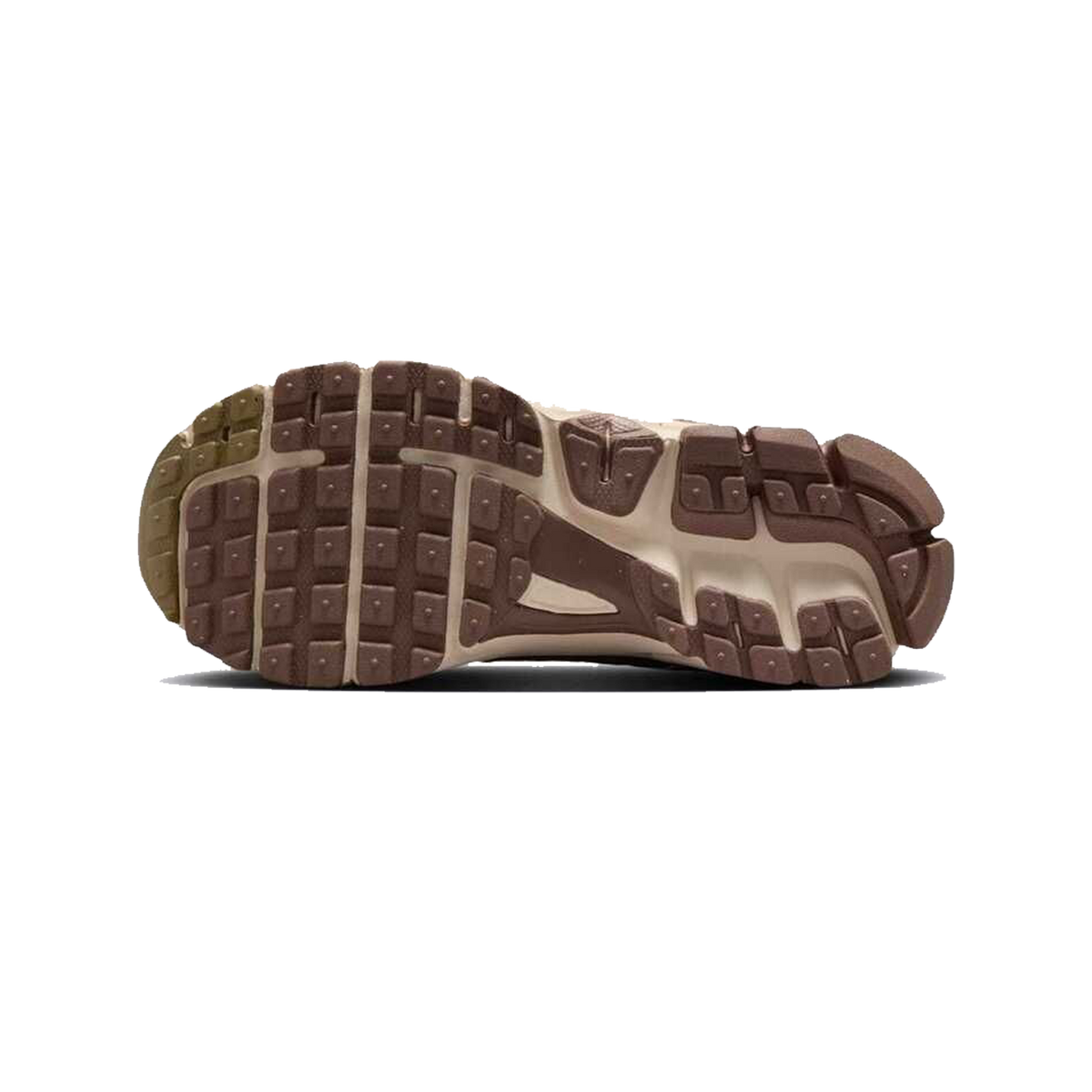 Undersidevisning af en Nike Vomero 5 sneaker, der viser den brune og cognacfarvede teksturerede gummisål med mønstret slidbane.