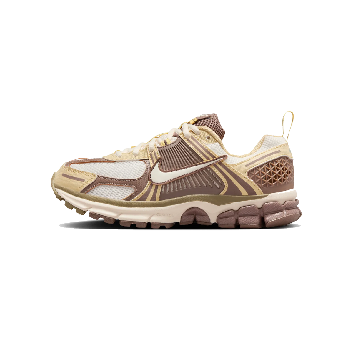 Sideview af en Nike Vomero 5 sneaker i mink brun, cognac og creme med en kraftig riflet yderstol og overdel i mesh.