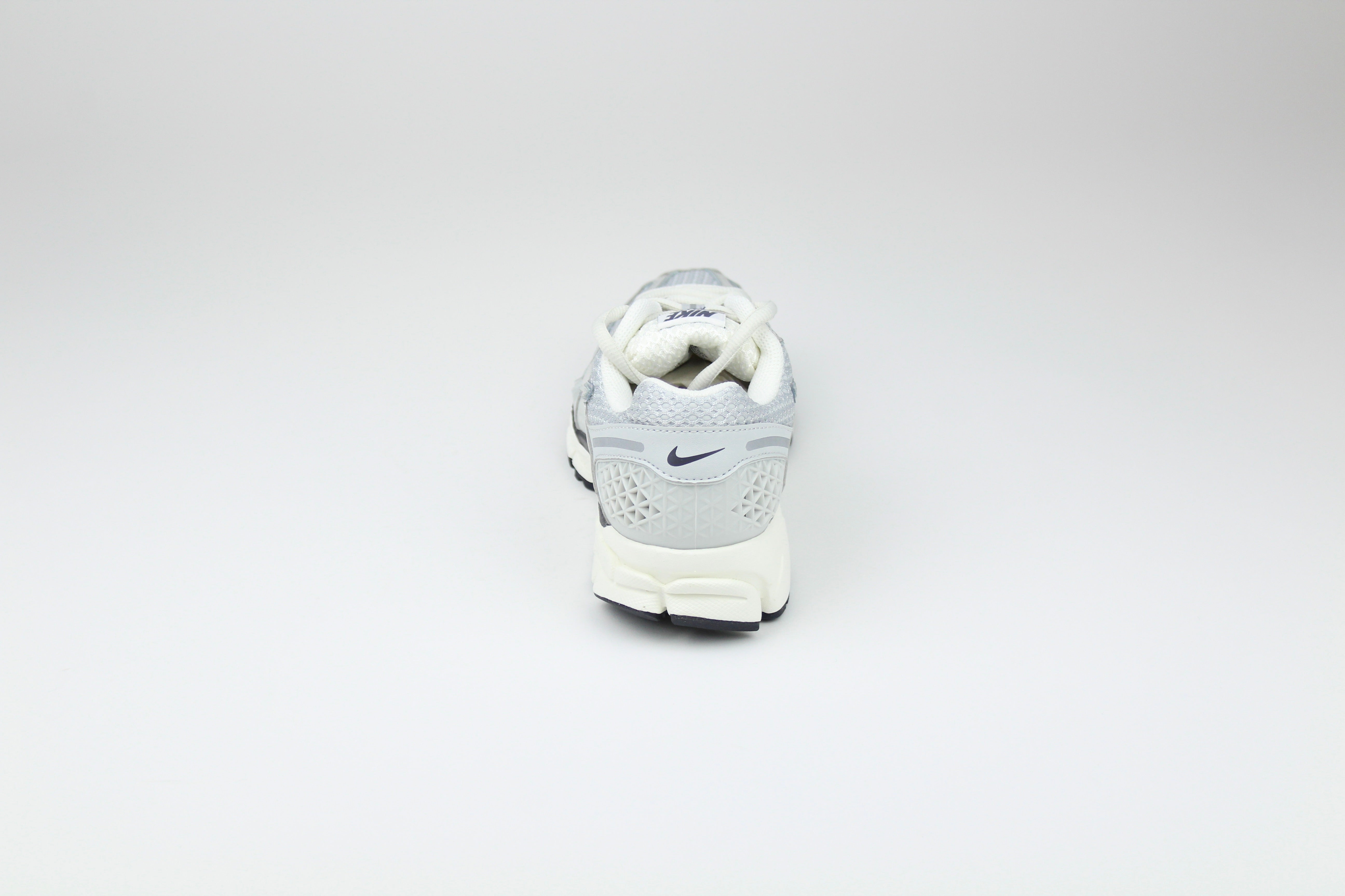 Nike Zoom Vomero 5 Photon Dust Metallic Silver Women’s – Premium Running Sneakers, Lightweight Performance Shoes, Stylish Streetwear Trainers