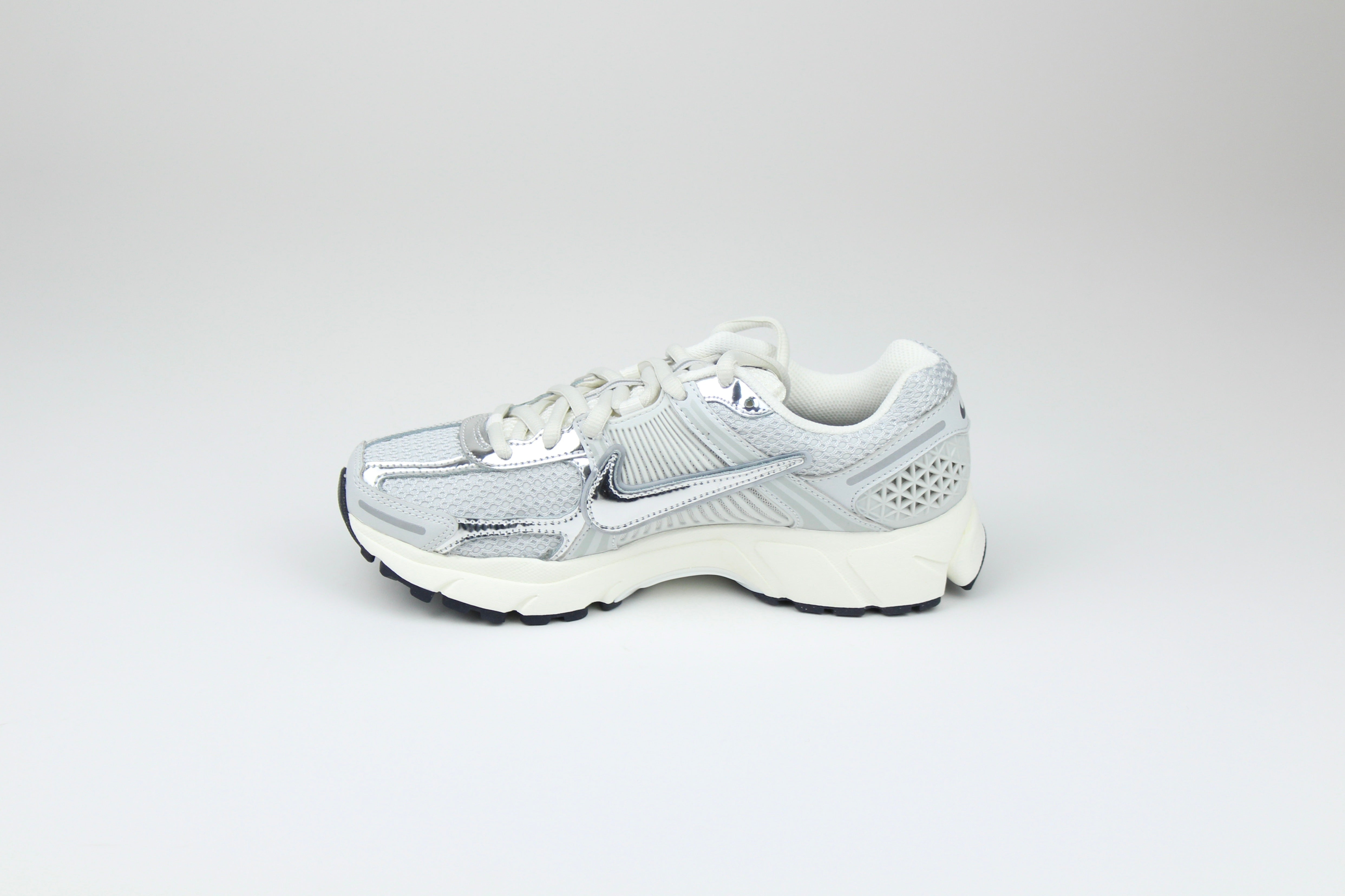 Nike Zoom Vomero 5 Photon Dust Metallic Silver Women’s – Premium Running Sneakers, Lightweight Performance Shoes, Stylish Streetwear Trainers