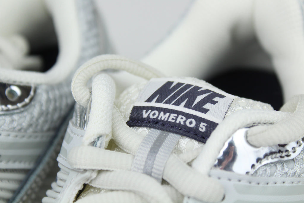 Nike Zoom Vomero 5 Photon Dust Metallic Silver Women’s – Premium Running Sneakers, Lightweight Performance Shoes, Stylish Streetwear Trainers