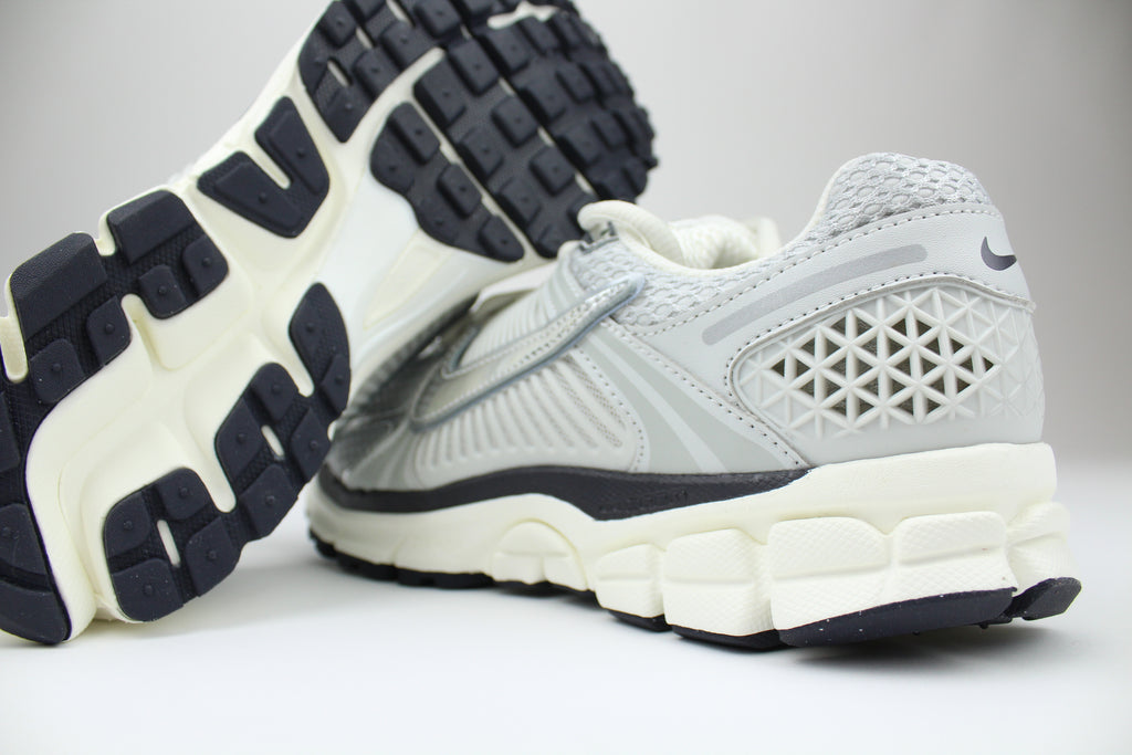 Nike Zoom Vomero 5 Photon Dust Metallic Silver Women’s – Premium Running Sneakers, Lightweight Performance Shoes, Stylish Streetwear Trainers