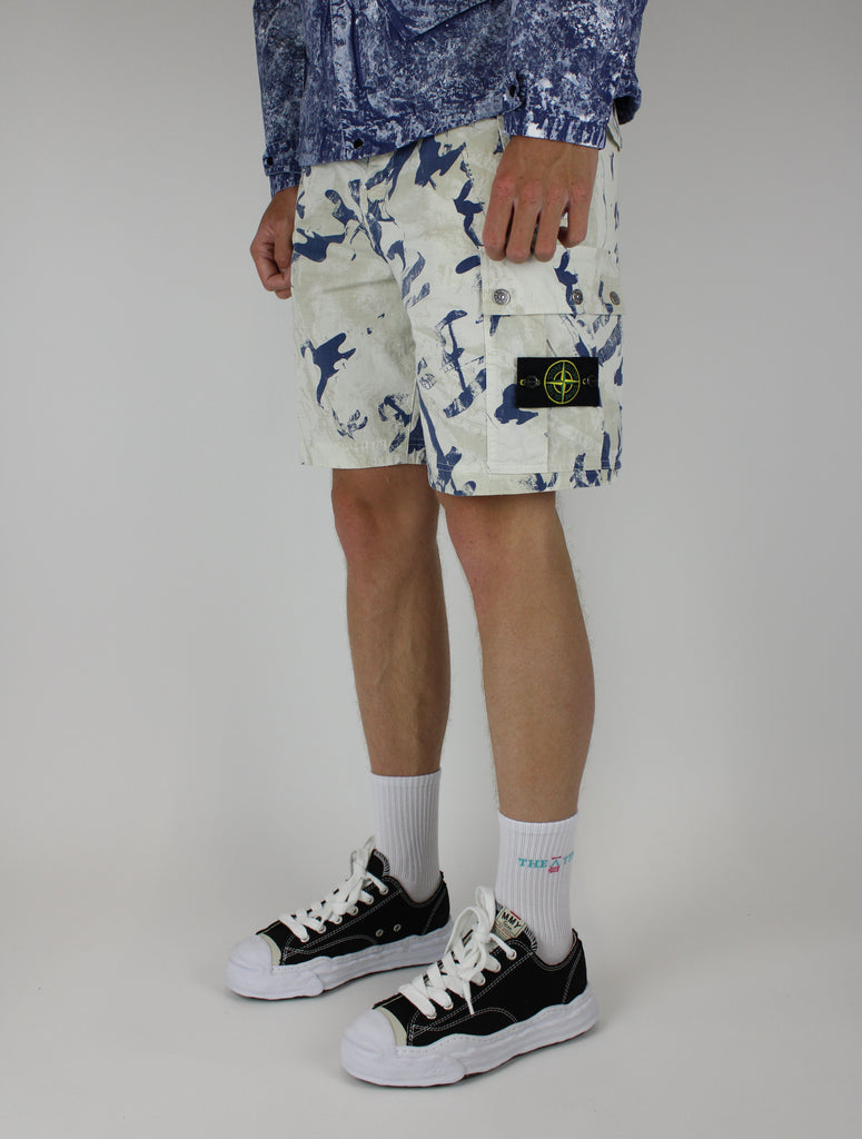 Stone Island Short 'Camouflage Desert' – stylish lightweight shorts with UV-reactive desert camouflage pattern, durable fabric, and iconic logo, ideal for outdoor and streetwear looks.