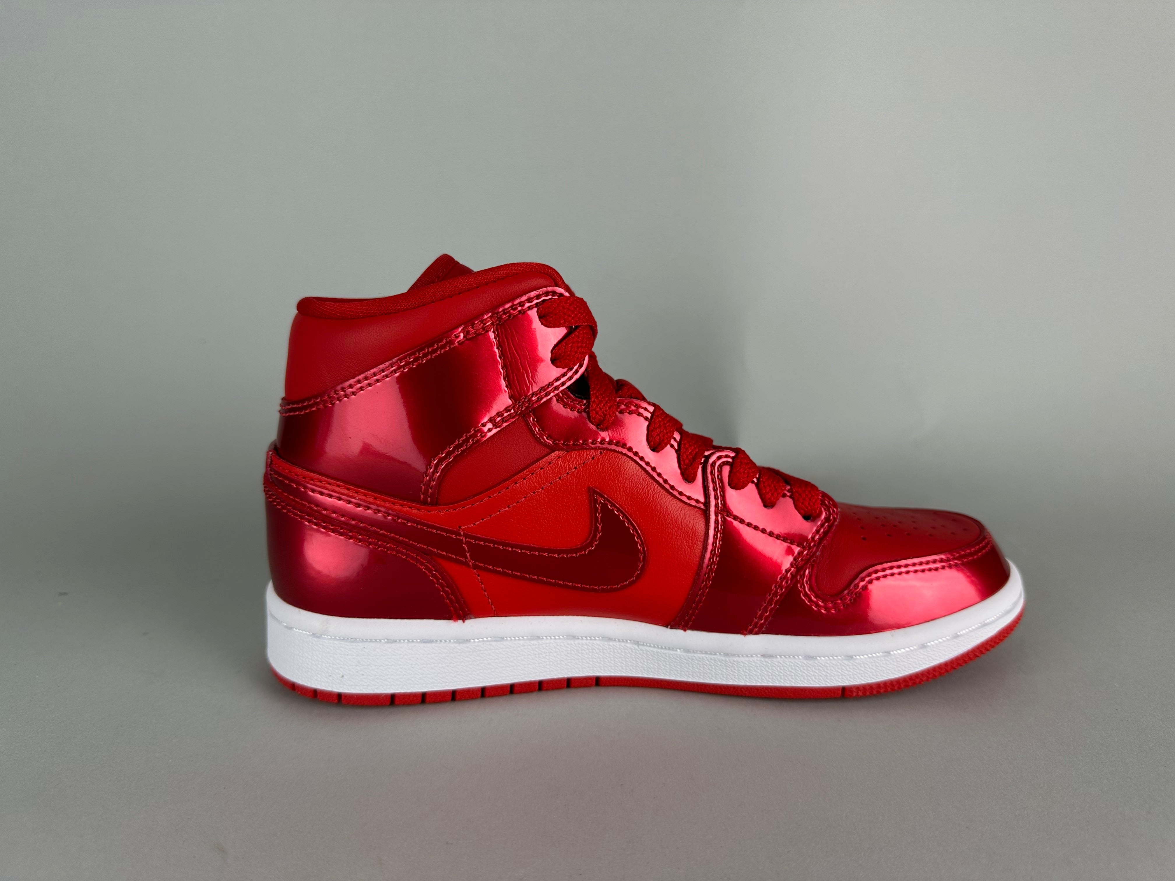 Wmns Air Jordan 1 Mid SE 'University Red Pomegranate' - Size 36 (ARCHIVE)