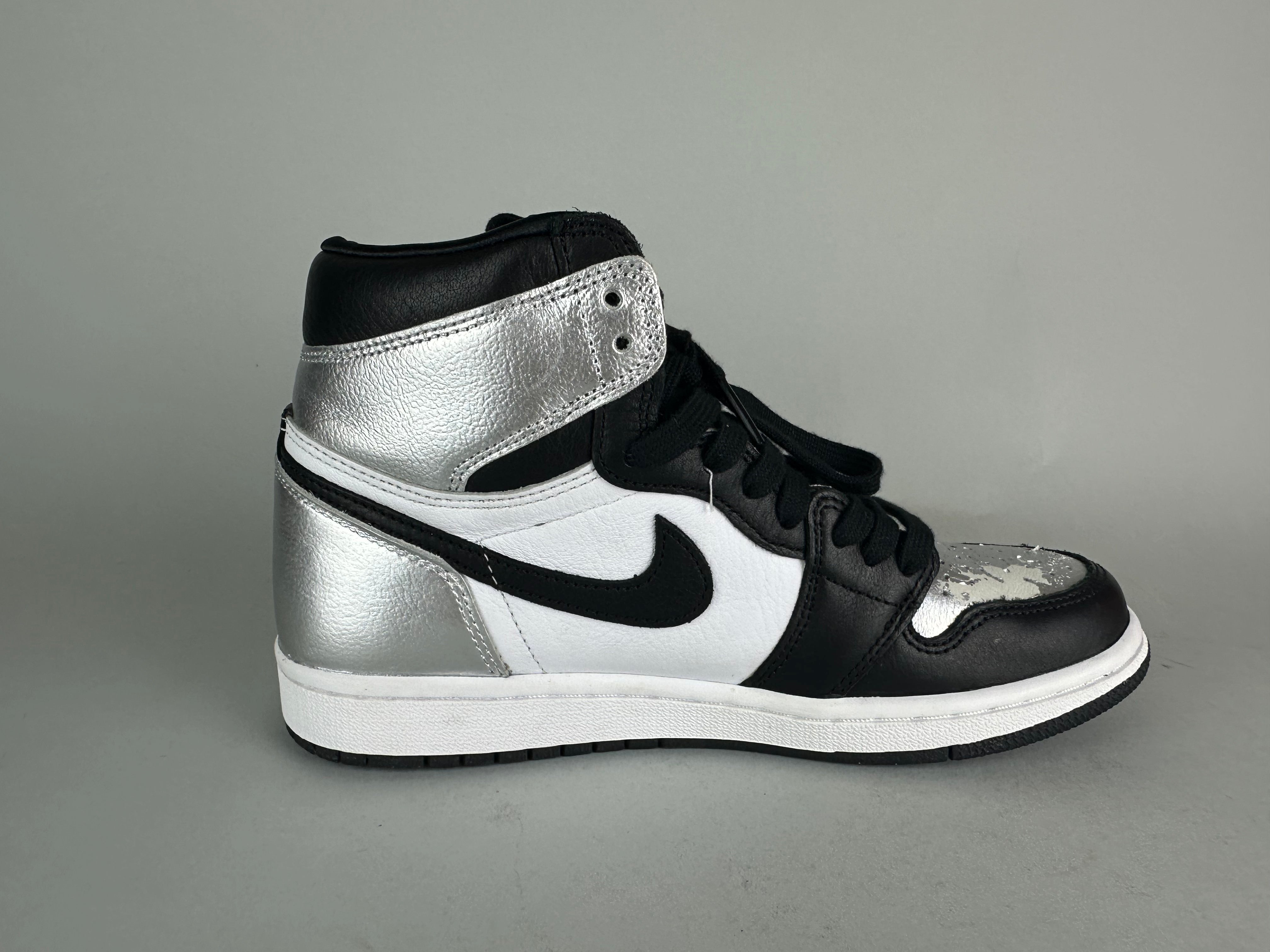 Wmns Air Jordan 1 Retro High OG 'Silver Toe' - 37.5 (ARCHIVE)